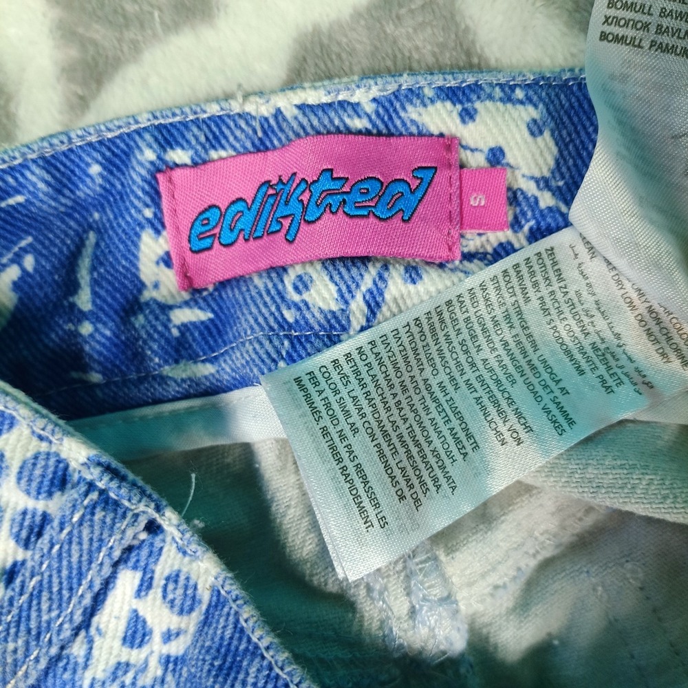 Edikted Mini Skirt Denim Size Small Blue White Graphic Pop Art Faces Y2K - Picture 2 of 9